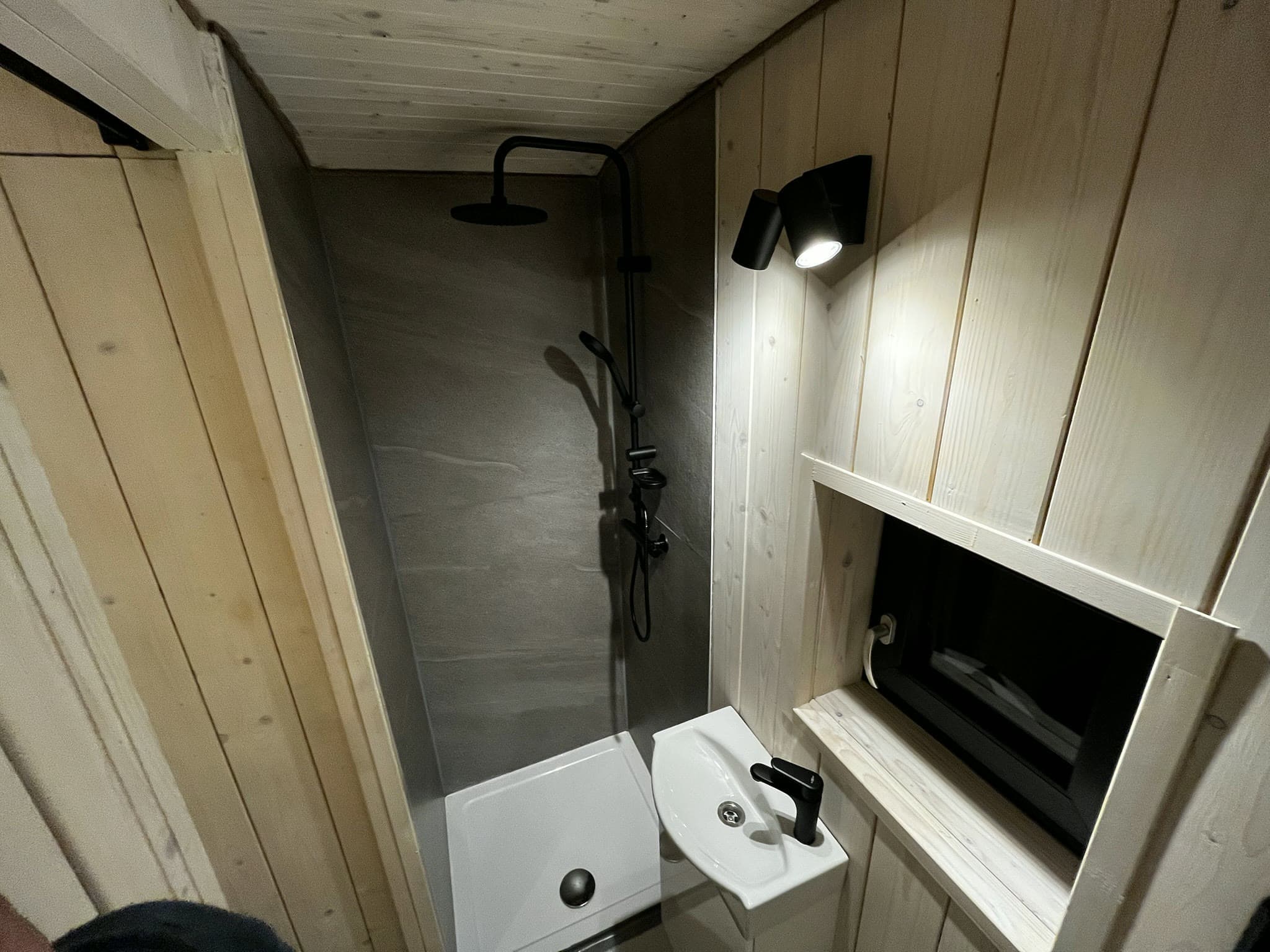 Sprchová vanička a SPC panely, pohled ode dveří