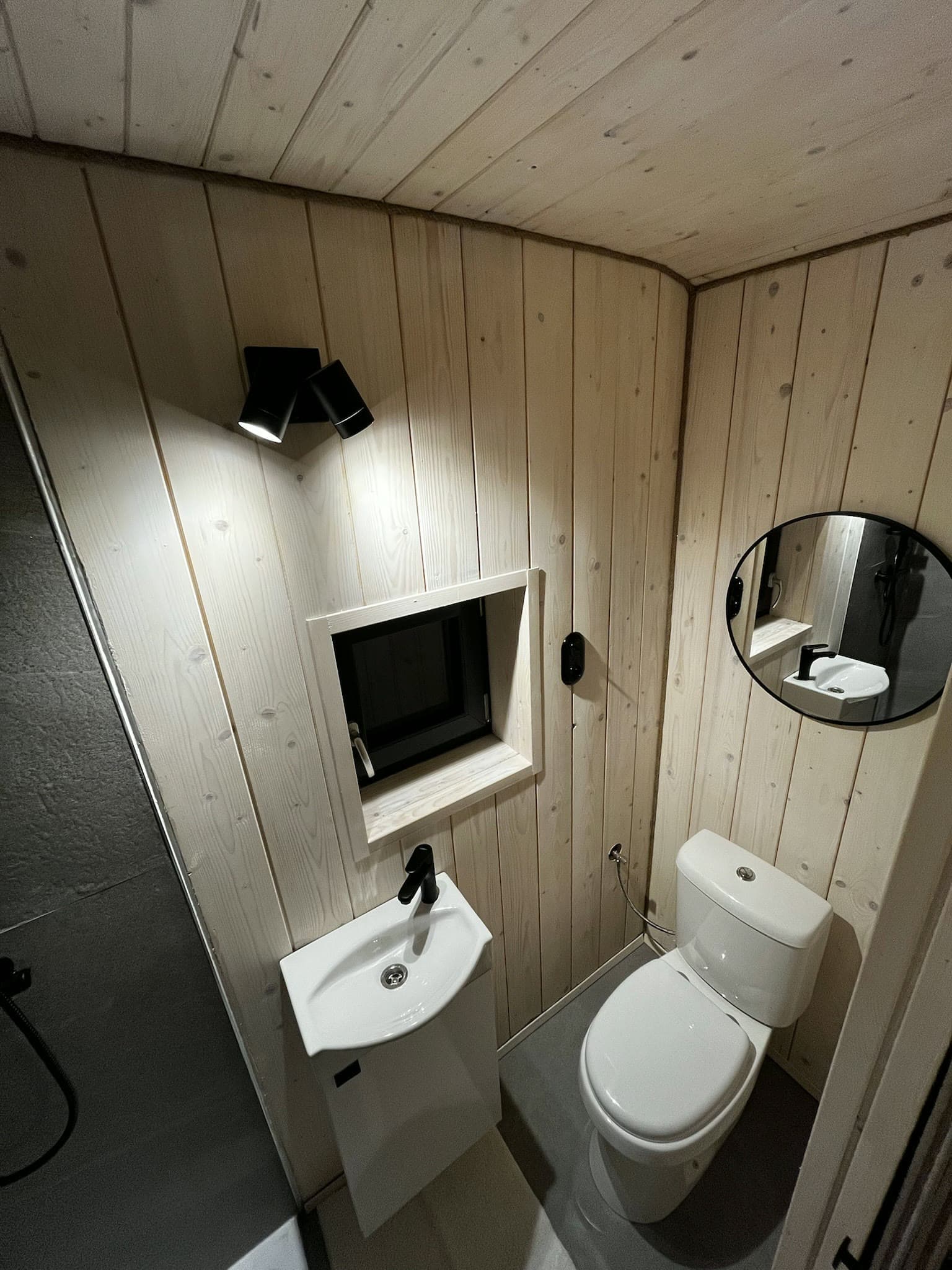 Koupelna s oknem, umyvadlem, WC a zrcadlem