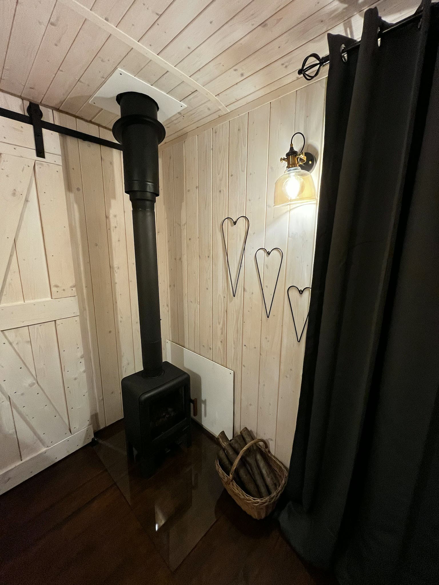 Krbová kamna s kouřovodem, posuvné dveře a dekorace